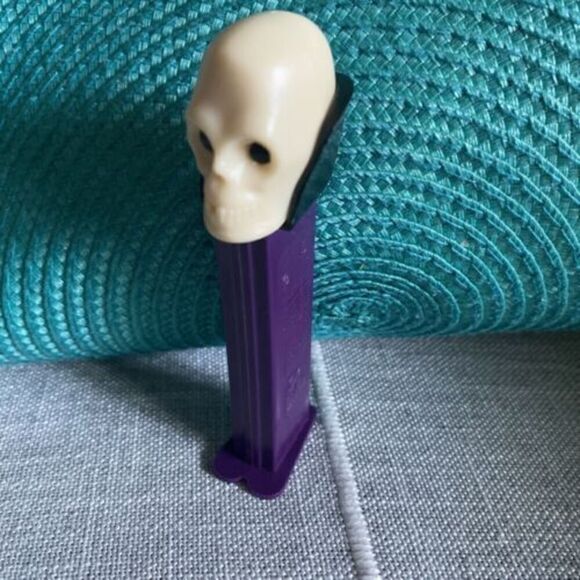VINTAGE 1971 PEZ SKELETON SKULL W/ PURPLE CAPE/FEET HALLOWEEN RARE Slovenia - Picture 1 of 7